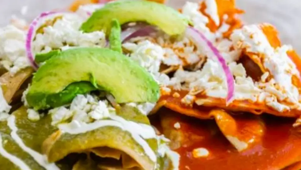 CHILAQUILES DIVORCIADOS SUIZOS Y POBLANOS