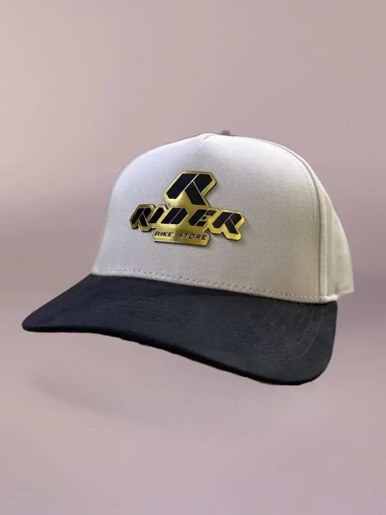 GORRA RIDER BEIGE LOGO DORADO NEGRO