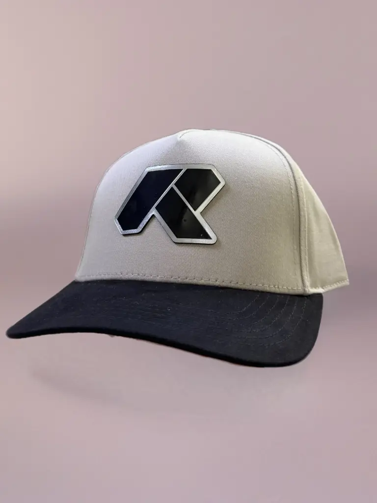 GORRA RIDER BEIGE LOGO PLATA NEGRO 